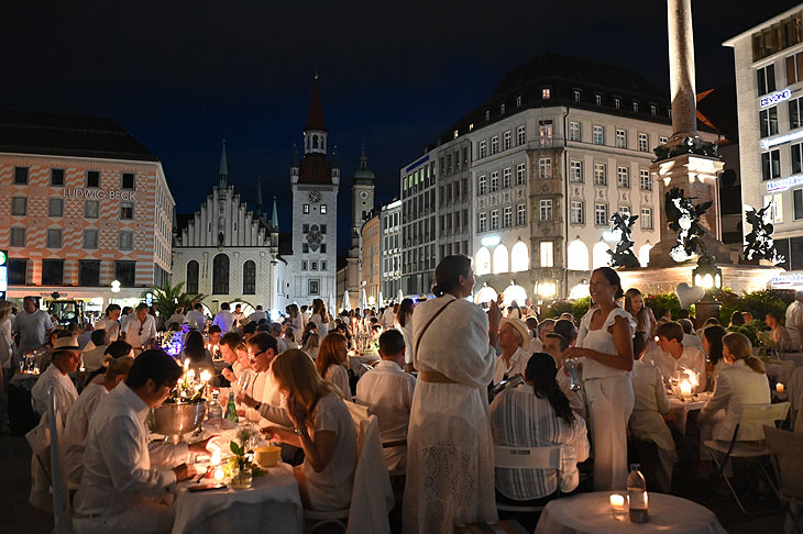 Diner en Blanc auf dem Marienplatz am 22.07.2025 (©Foto: Ingrid Grossmann) 